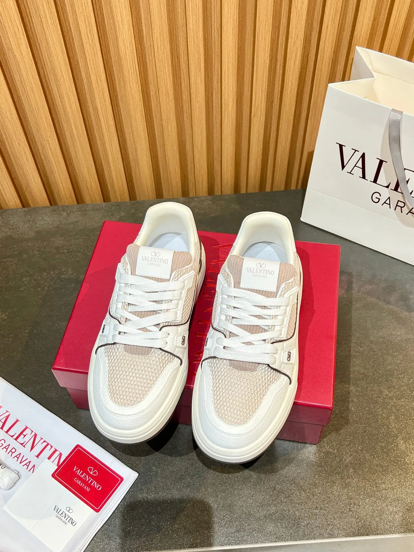 Men's men's shoes 💰640 VLNT Valentino 𝑶𝒏𝒆𝑺𝒕𝒖𝒅 Couple's sneakers series Valentino 2025 latest couple's sneakers, same style for celebrities, hot sale. Original ZP purchase and dismantling. Repeated pattern making and modification. Trying to restore 1:1 original version! Top luxury masterpiece, soft and comfortable, breathable and light, combines fashion and leisure, brings excellent and elegant texture and excellent on-foot comfort. Top purchasing version upper: imported high-end breathable mesh/original oil edge craftsmanship. Inner: imported mesh. Outsole: original development 𝐓𝐏𝐔 two-color combination outsole. Packaging: original configuration complete package. Code number: 35/44 (customized 45 46). Can be customized (self-labeled - no label) order.